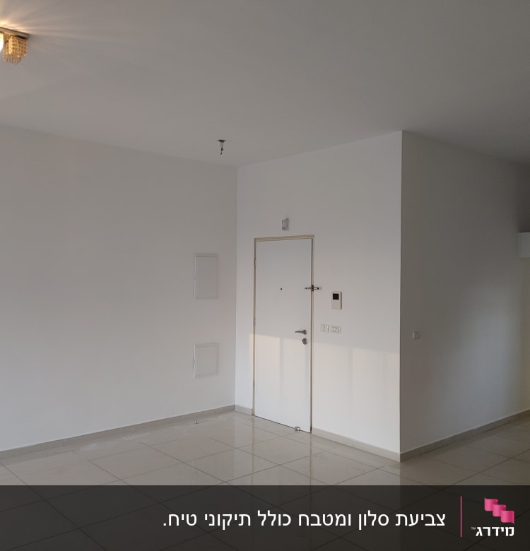 קיר לבן חלק עם דלת לבנה